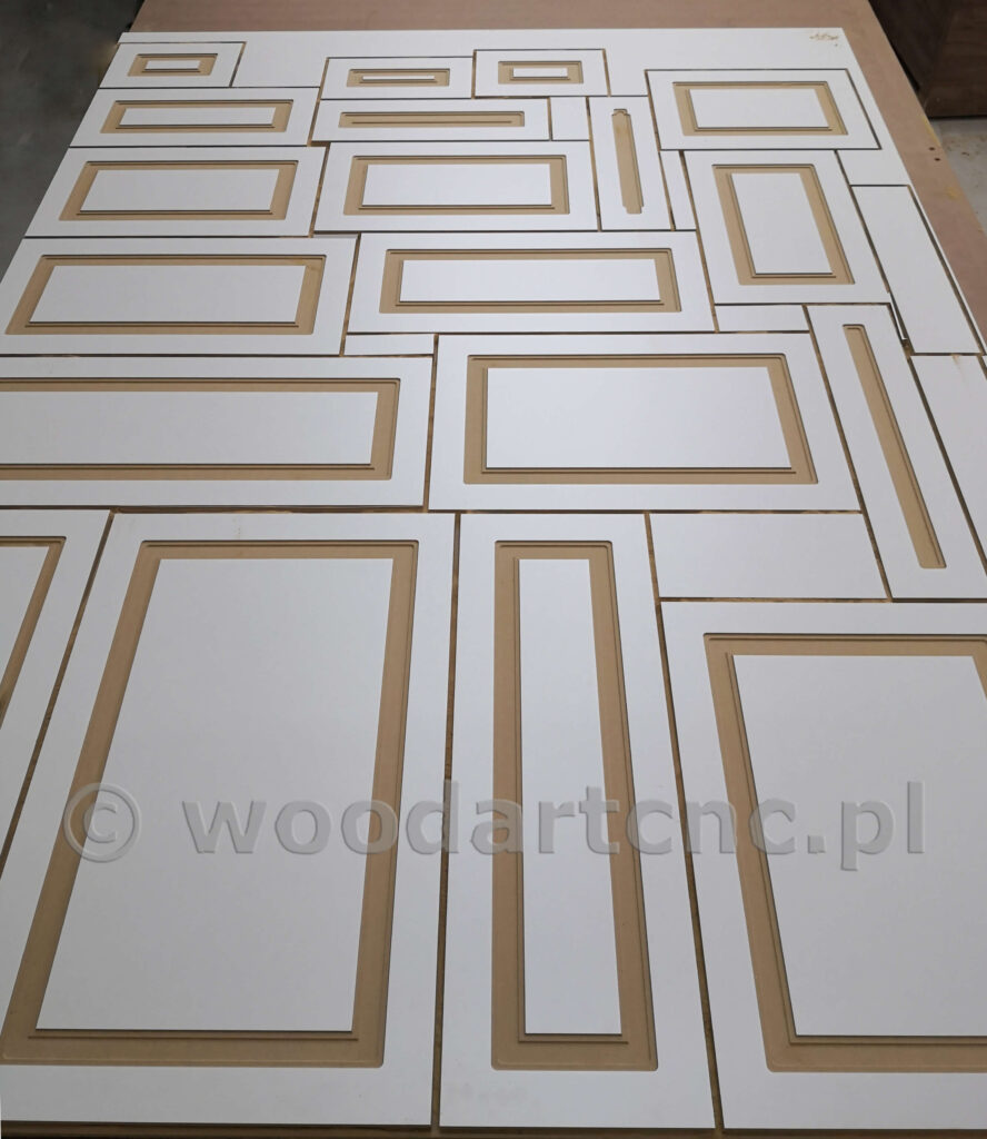 Fronty do mebli z przeznaczeniem do kuchni, łazienki, przedpokoju, salonu. Wykonane z MDF po frezowaniu przekazane do lakierni a tam malowane wybranym przez klienta kolorem. Wybór kolorów gwarantuje idealny dobór zadowalających i odpowiednich do wystroju i aranżacji wnętrza.